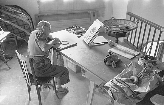 Ernst Scheidegger, "Joan Miró beim Arbeiten an der Druckvorlage für einen Holzschnitt"