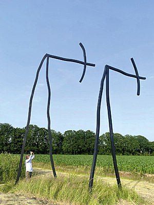 Riera i Aragó und die Skulpture "Arals Turf" im öffentlichen Raum in Roosendaal, Niederlande, 2022   © Photo: Pilar Páramo